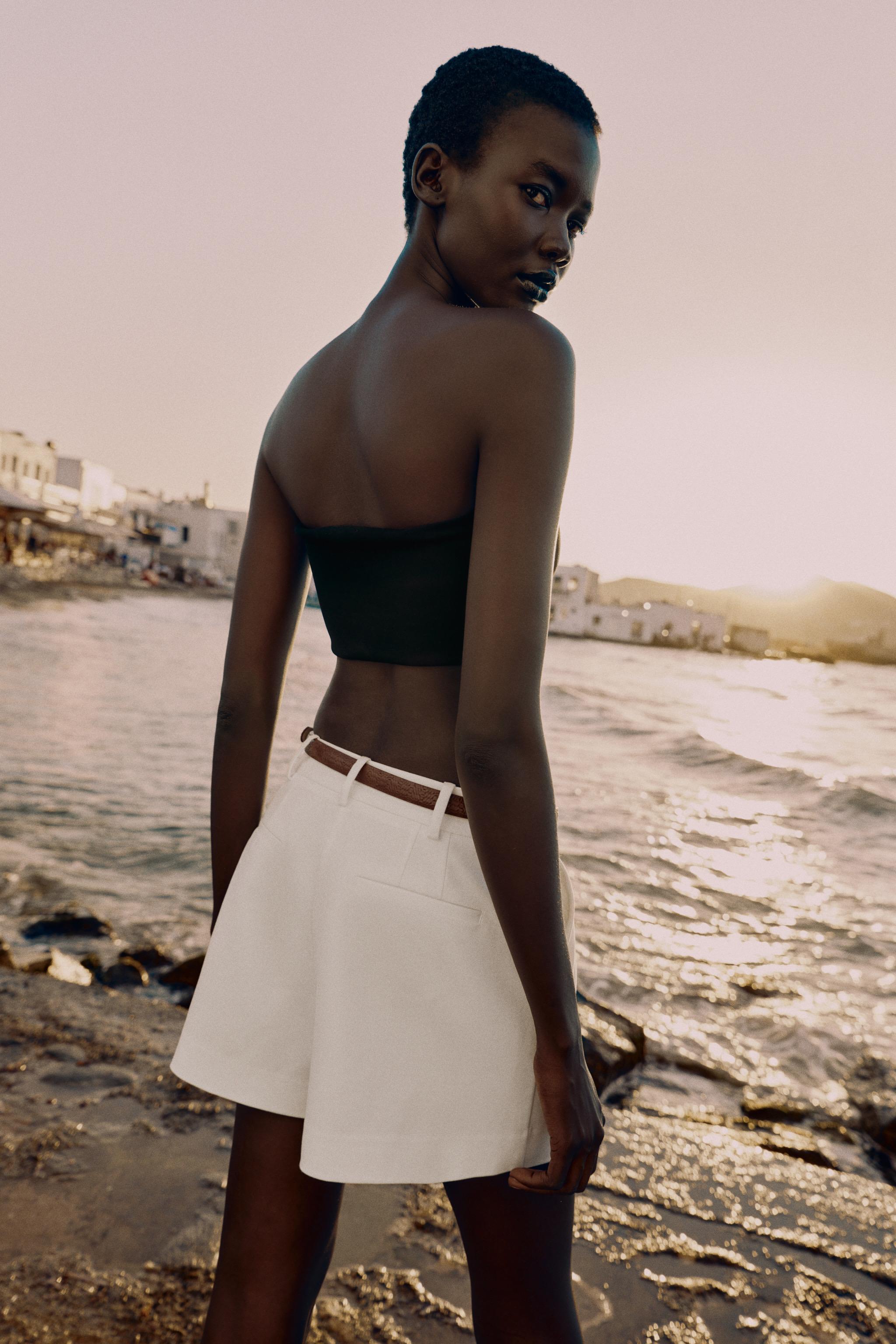 SHORT À PINCES ET CEINTURE